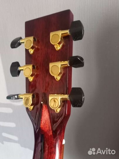 Акустическая гитара из массива палисандра, в кейсе