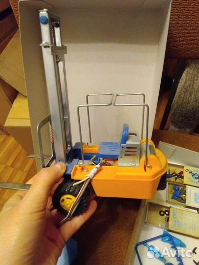 Погрузчик на пульте управления