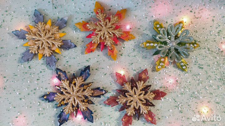 Новогодние игрушки. Снежинка и шар с дракошей