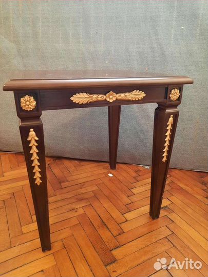 Стол в стиле классицизм