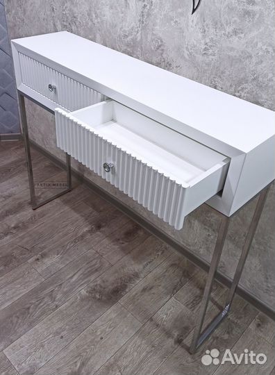 Консоль с ящиками