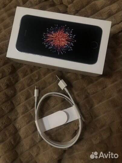 Коробка от iPhone SE + провод