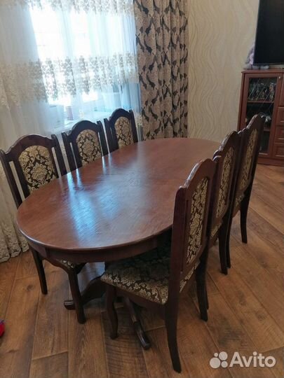 Стол и стулья