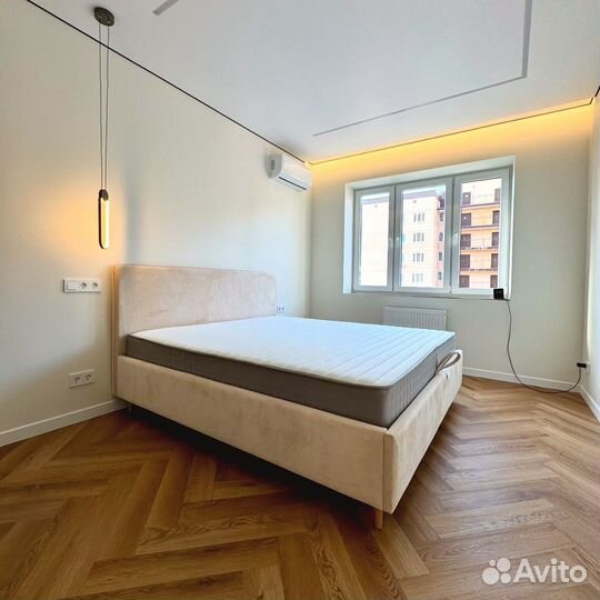 Белая кровать