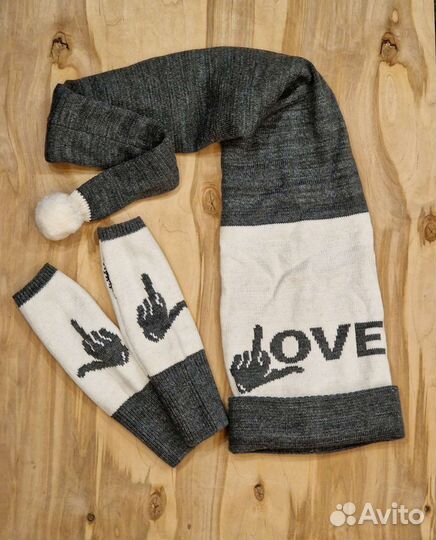 Шапка-шарф + митенки с провокационным рисунком