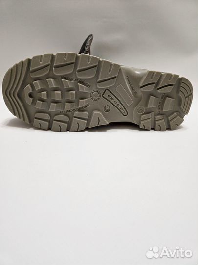 Кроссовки с металическим носом