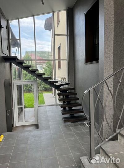 Лестница с площадкой на второй этаж