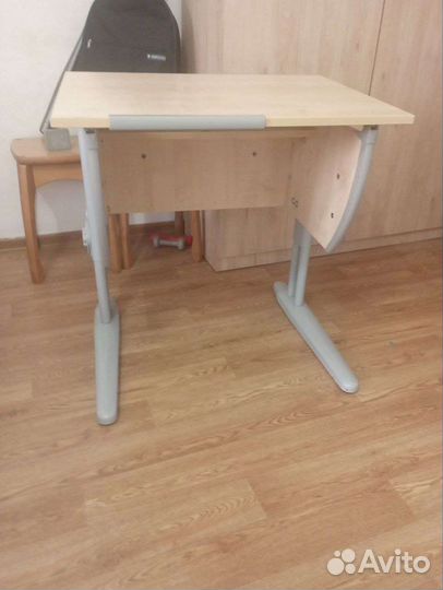 Детский письменный стол и стул