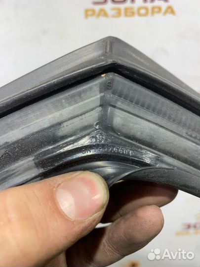 Уплотнитель стекла двери задний правый Audi S-Line