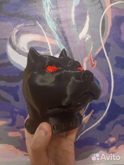 Питбуль на капот авто