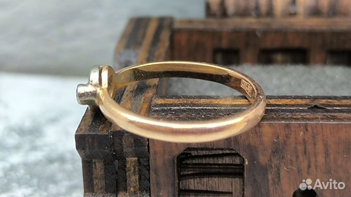 Золотое кольцо с бриллиантом 585 пробы массой 3 гр