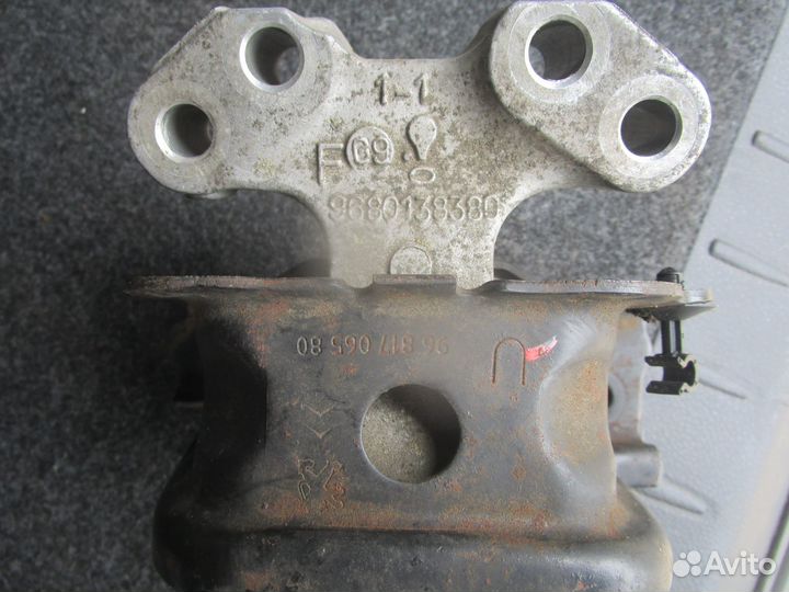 Подушка двигателя Peugeot 207