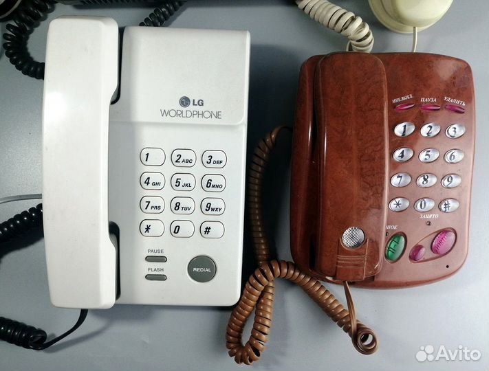 Старые проводные телефоны