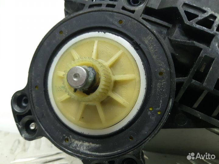 Б/У Моторчик стеклоподъемника передний левый BM