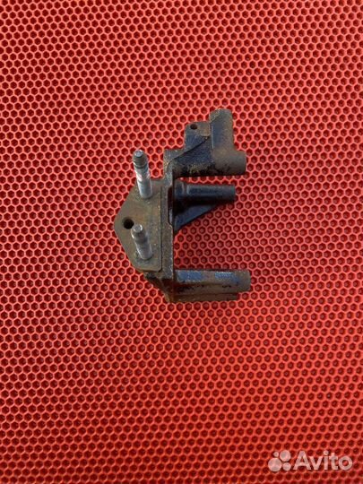 Кронштейн опоры грм mitsubishi carisma 1.8 gdi