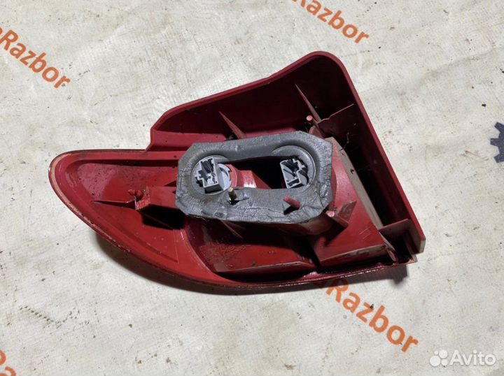 Фонарь задний правый внешний Mazda Demio DY3W