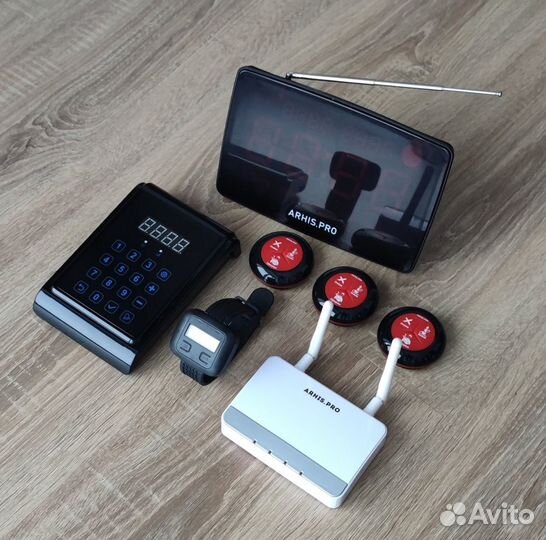 Кнопка вызова персонала, официанта, мастера и часы