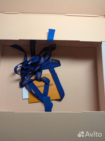 Пакет и коробка Луи Вьютон