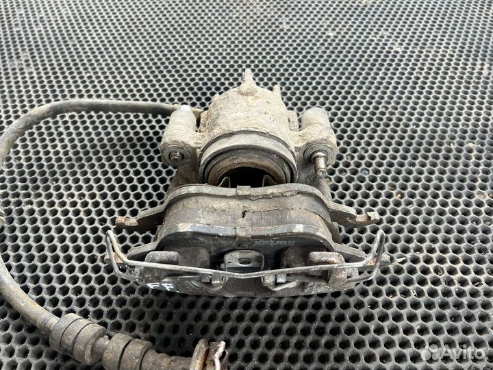 Передний левый суппорт Ford Focus 1