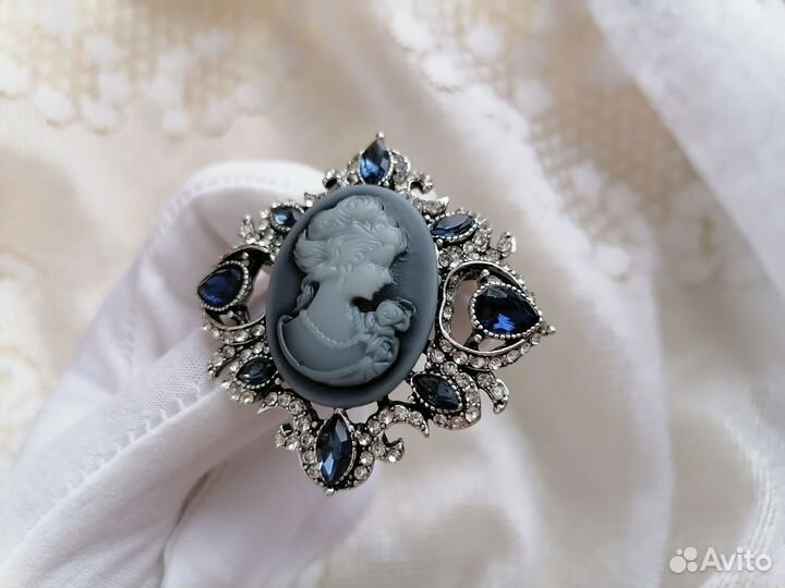 Брошь камея с синими камнями