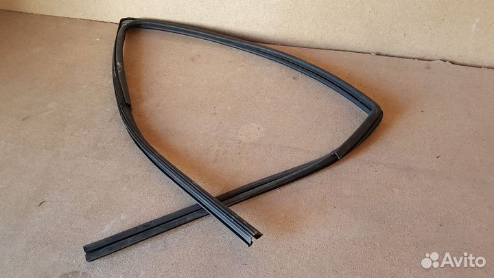 Уплотнитель стекла передней левой двери logan 2