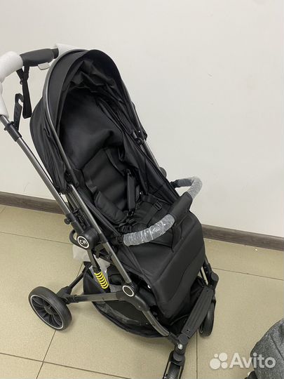 Новая с перекидной ручкой прогулочная коляска