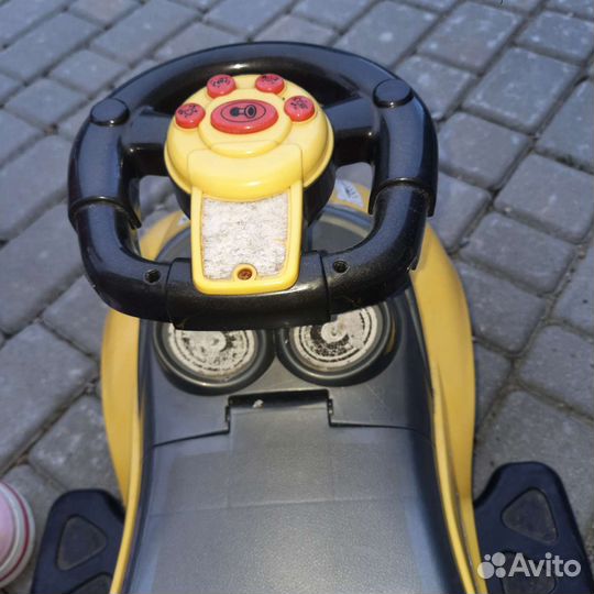 Машинка каталка с ручкой