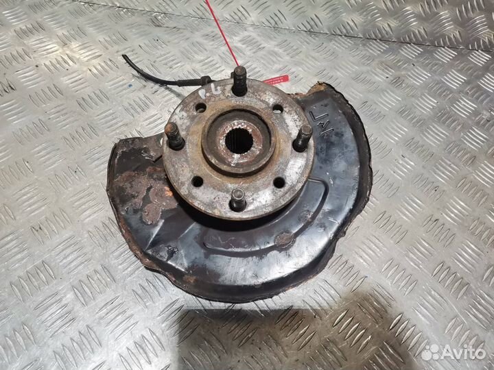 Ступица передняя левая Mitsubishi Carisma 1999