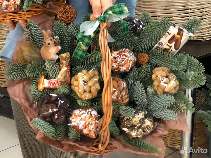 Букет цветов или сладостей