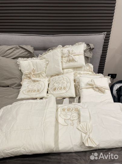 Бортики, 2 одеяла и подушка в детскую кроватку