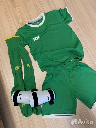 Футбольная форма и бутсы