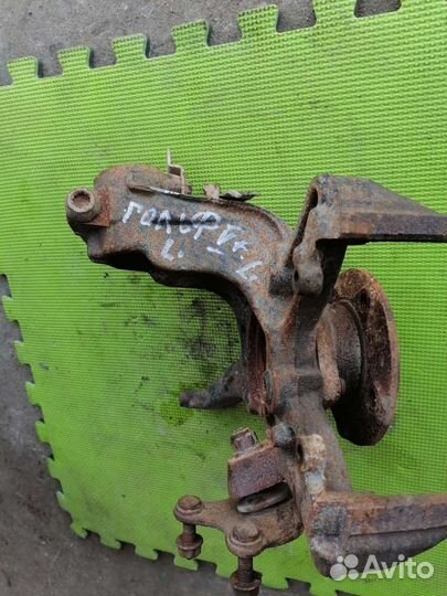 Кулак поворотный левый Фольксваген Гольф 5+