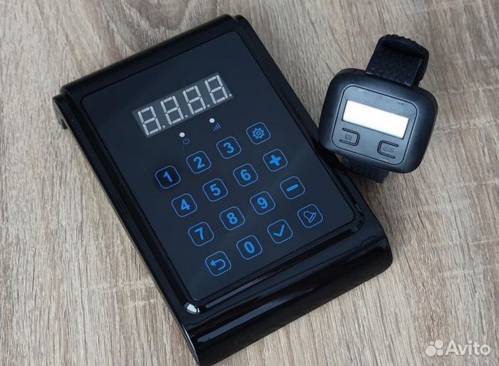 Пульт и часы официанта для вызова на кухню