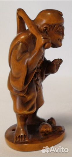 Крестьянин с мотыгои на плече Нэцке Нецке