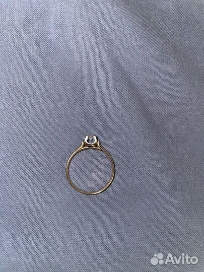 Кольцо с бриллиантом