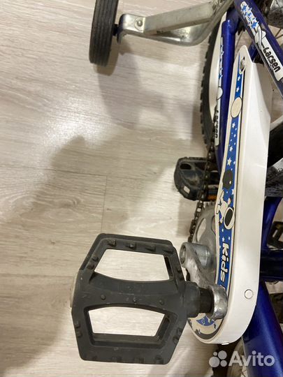 Велосипнд детский 16 дюймов с боковыми колесами