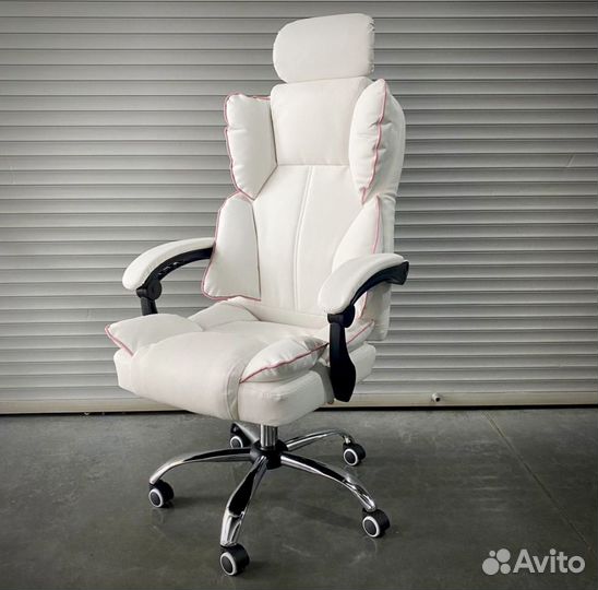 Компьютерное кресло с регулируемой подголовником