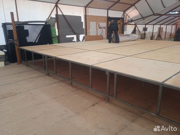 Боксерский ринг на подиуме