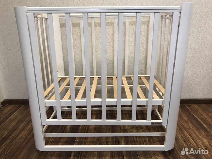 Детская кроватка с маятником