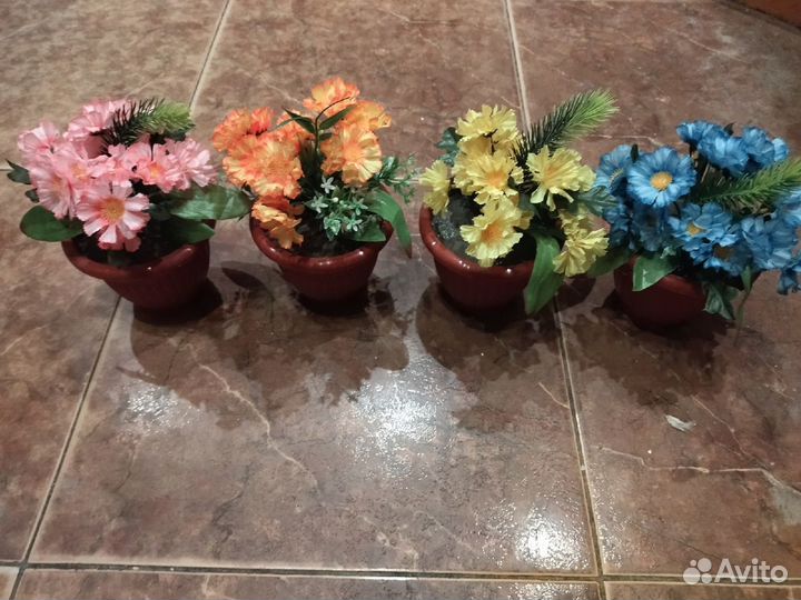 Горшки с искусственными цветами