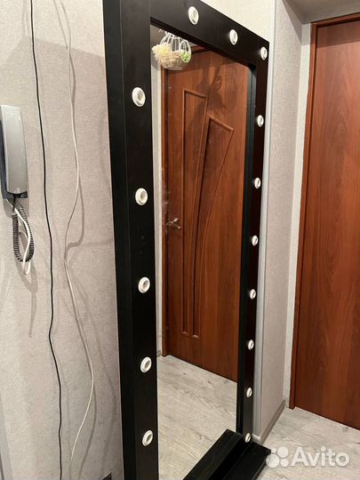 Гримерное зеркало, Зеркало с подсветкой