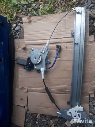 Подьемно-опускной механизм стекла на задн. дверь