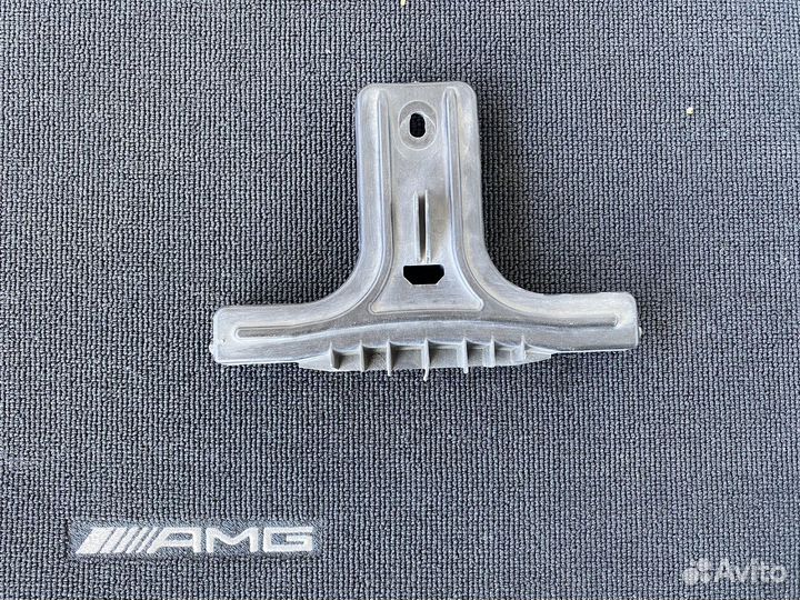 Кронштейн крепления решетки Mercedes w212
