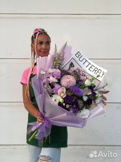 Букет с георгинами и полевыми цветами