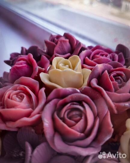 Композиция цветов в коробке из бельгийского шоко