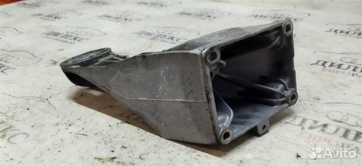 Кронштейн двигателя правый Audi Q7 2005