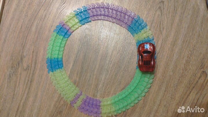 Игрушка машинка на рельсах