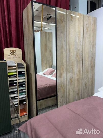 Шкаф в наличии с зеркалом