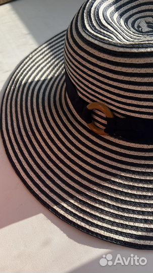 Полосатая шляпа с широкими полями