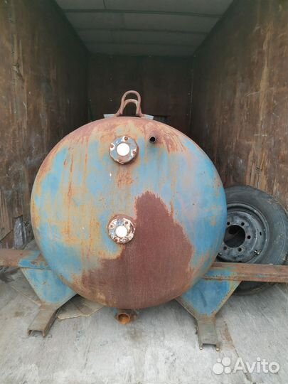 Бочка металлическая примерно 2,4 куба